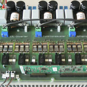 Dreiphasiger Prototyp: 20 kVA, bis 1000 V_DC, 29 A_rms, Schaltfrequenz 18-32 kHz.