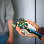 Abbildung 2: Handgehaltener E-Band-Radar-Demonstrator (71–86 GHz), entwickelt am ILH der Universität Stuttgart im DFG-Transferprojekt MIRADOR. Das Gerät demonstriert das selbstmischende Radarverfahren in Handgröße (TRL 6) [Quelle: Kallfass, Schoch; ILH, Universität Stuttgart, DE 10 2018 001 731 A1].