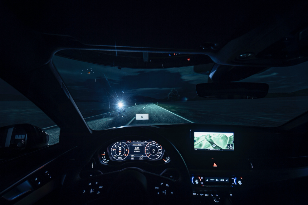 Bild aus dem Fahrsimulator mit Sicht auf die Fahrsimulation. Die Scheinwerfer des entgegenkommenden Fahrzeugs werden mittels beweglicher Blendquellen realitätsgetreu simuliert.